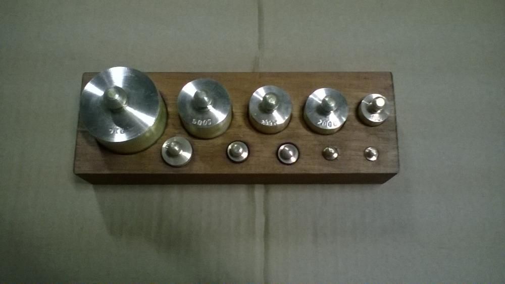 pesos de balança em latão