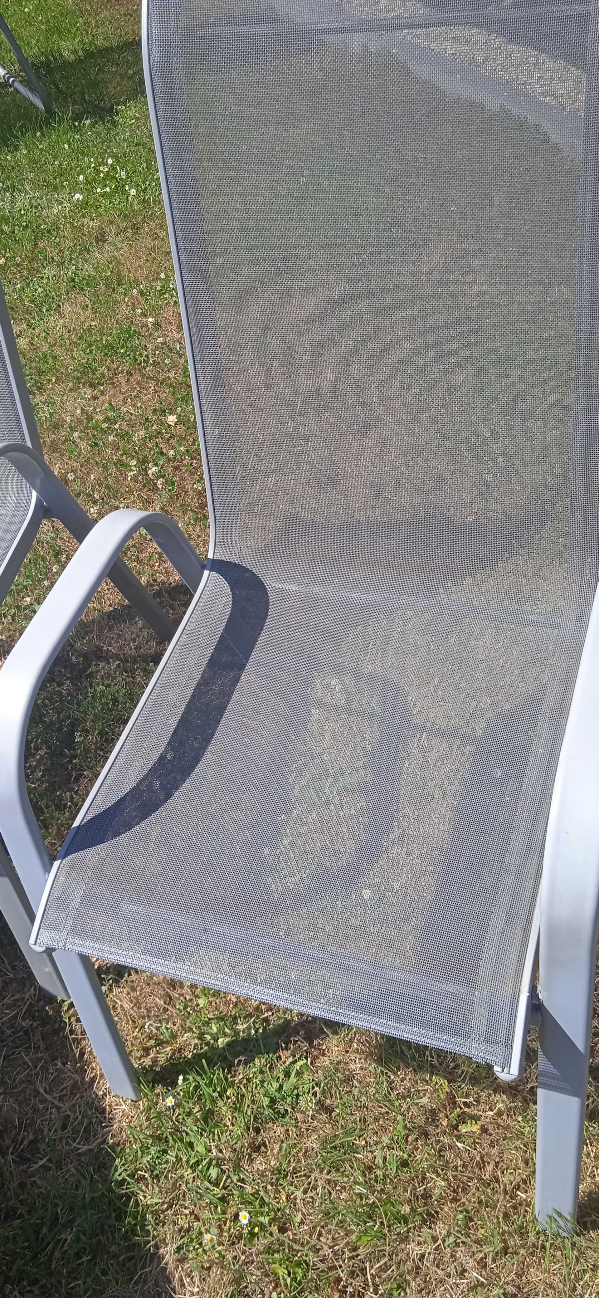 Komplet 6 krzeseł plus stół.