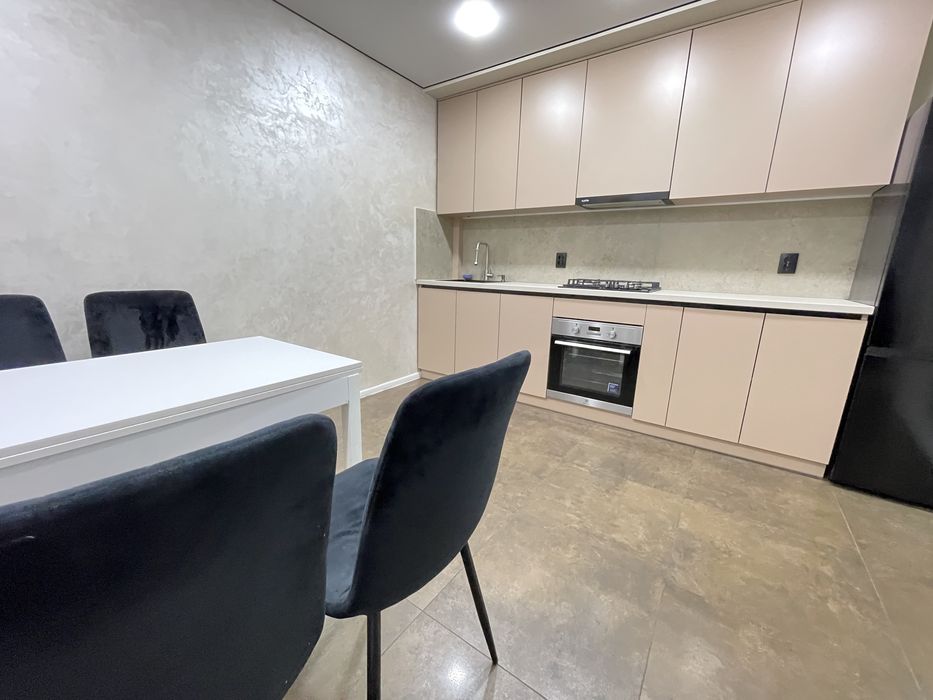 ОРЕНДА 2 кім з кухнею-студією вул. Сахарова