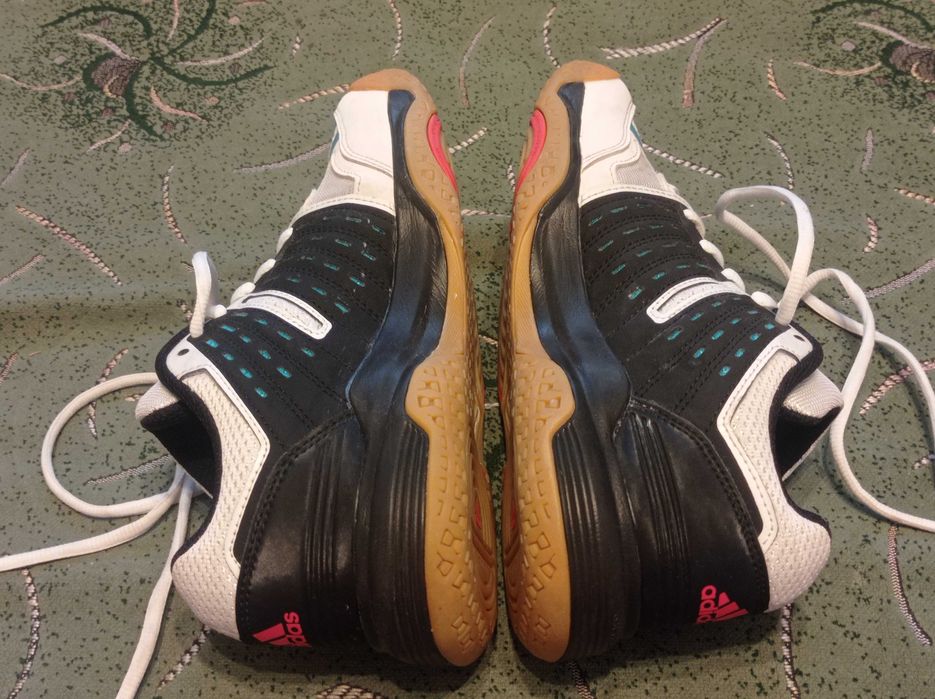 Кроссовки Adidas волейбол, гандбол оригинал размер-38 стелька-24 см