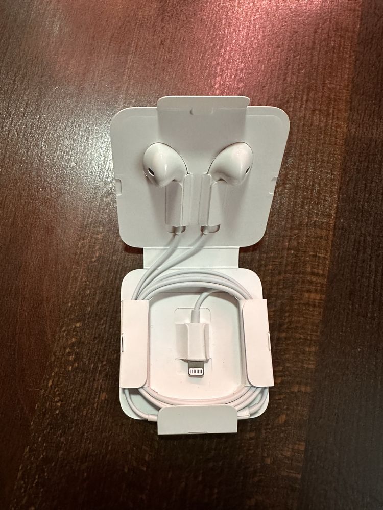 Apple earpods lightning