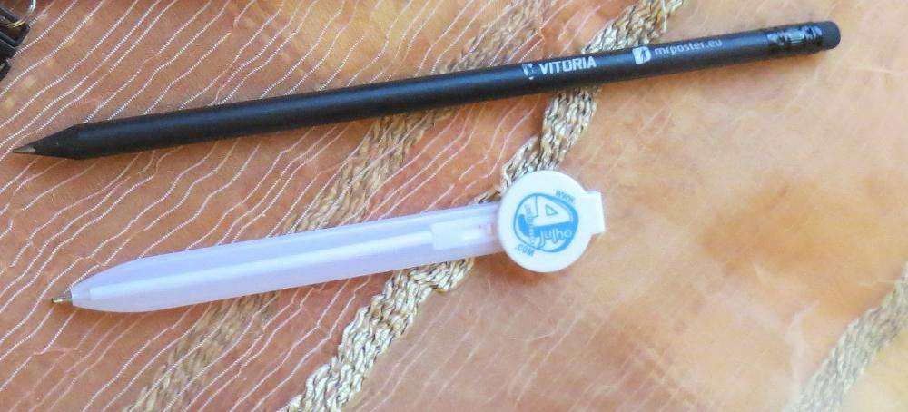 Cordão c/ gancho + Lápis carvão + Esferográfica - Novos