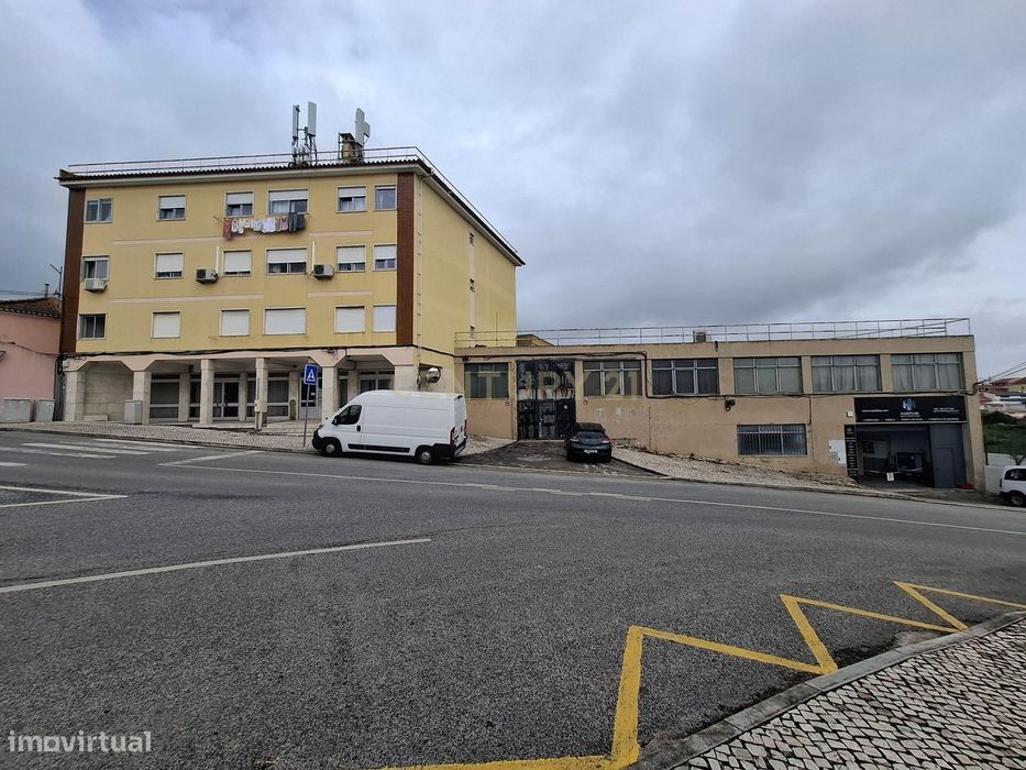 Armazém em Loures-Camarate com 772m2  com Excelente Localização