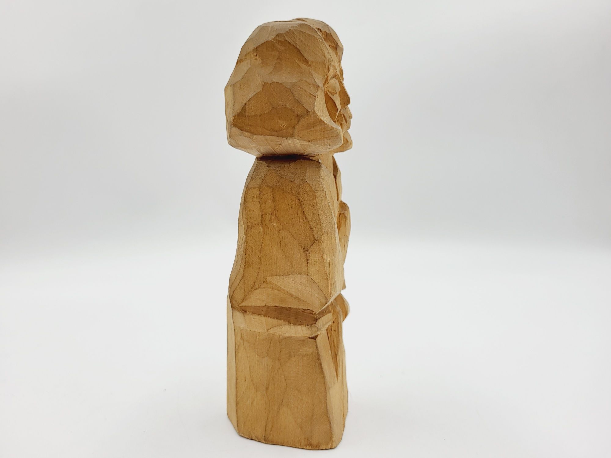 Stara drewniana ręcznie rzeźbiona figurka