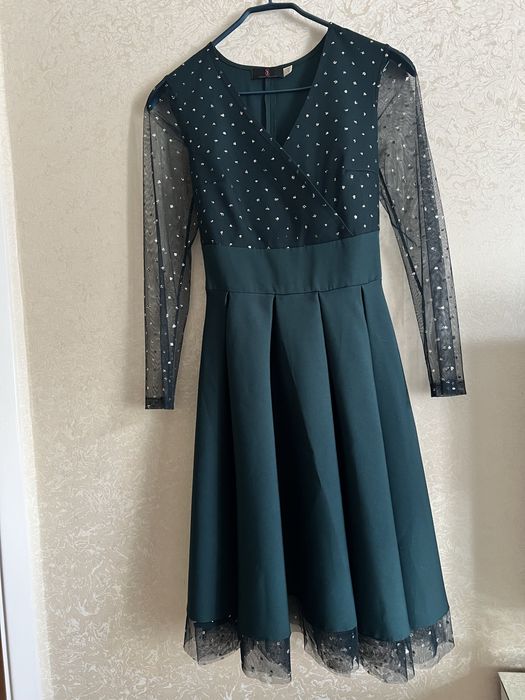 Пишна зелена сукня