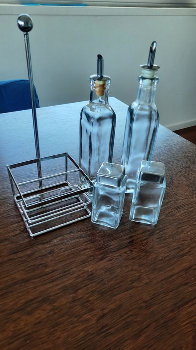 Galheteiro, saleiro e pimenteiro de vidro