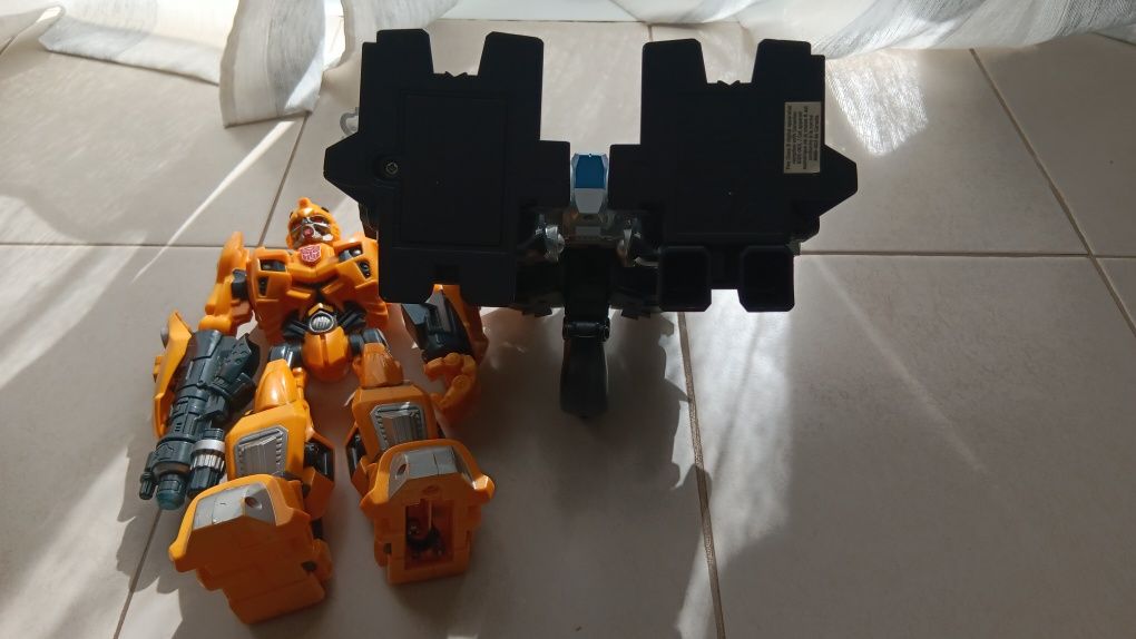Dois bonecos robôs transformers
