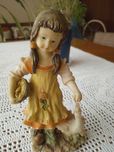 Figurka porcelanowa-dziewczynka karmiąca gąskę