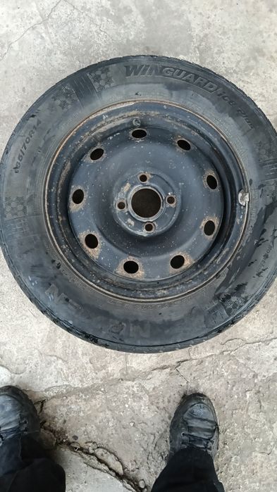 Продам колесо з резиною, негнуте  розболтовка 4/100 стояла на Рено лог