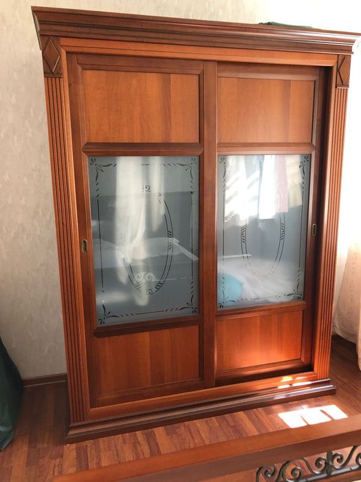 Спальня из натурального дерева . Цена 900 у.е. Торг уместен.