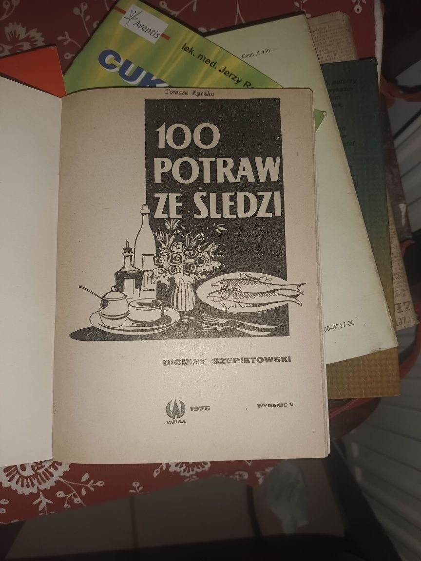 Cienka książka 100 potraw że śledziła 1975