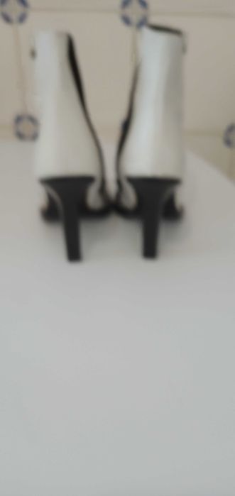 Botim de pele Branco, tacão alto, fecho preto, Paulo Brandão 20€
