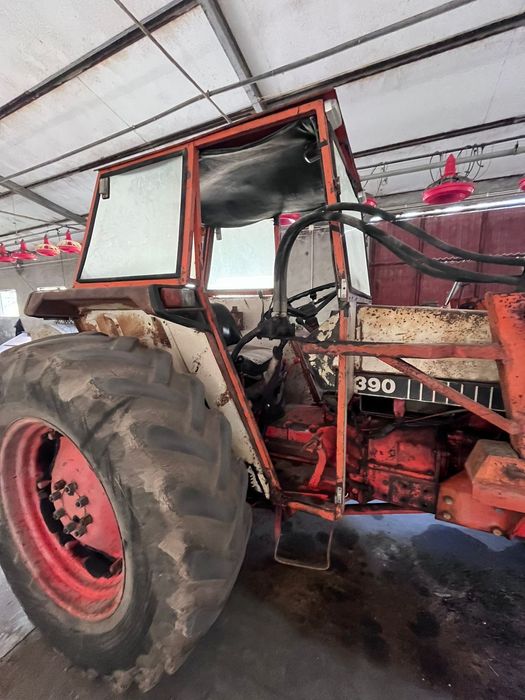 Trator David Brown com freze aterlado abre regos e pá