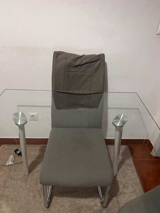 Mesa de jantar de vidro com 4 cadeiras