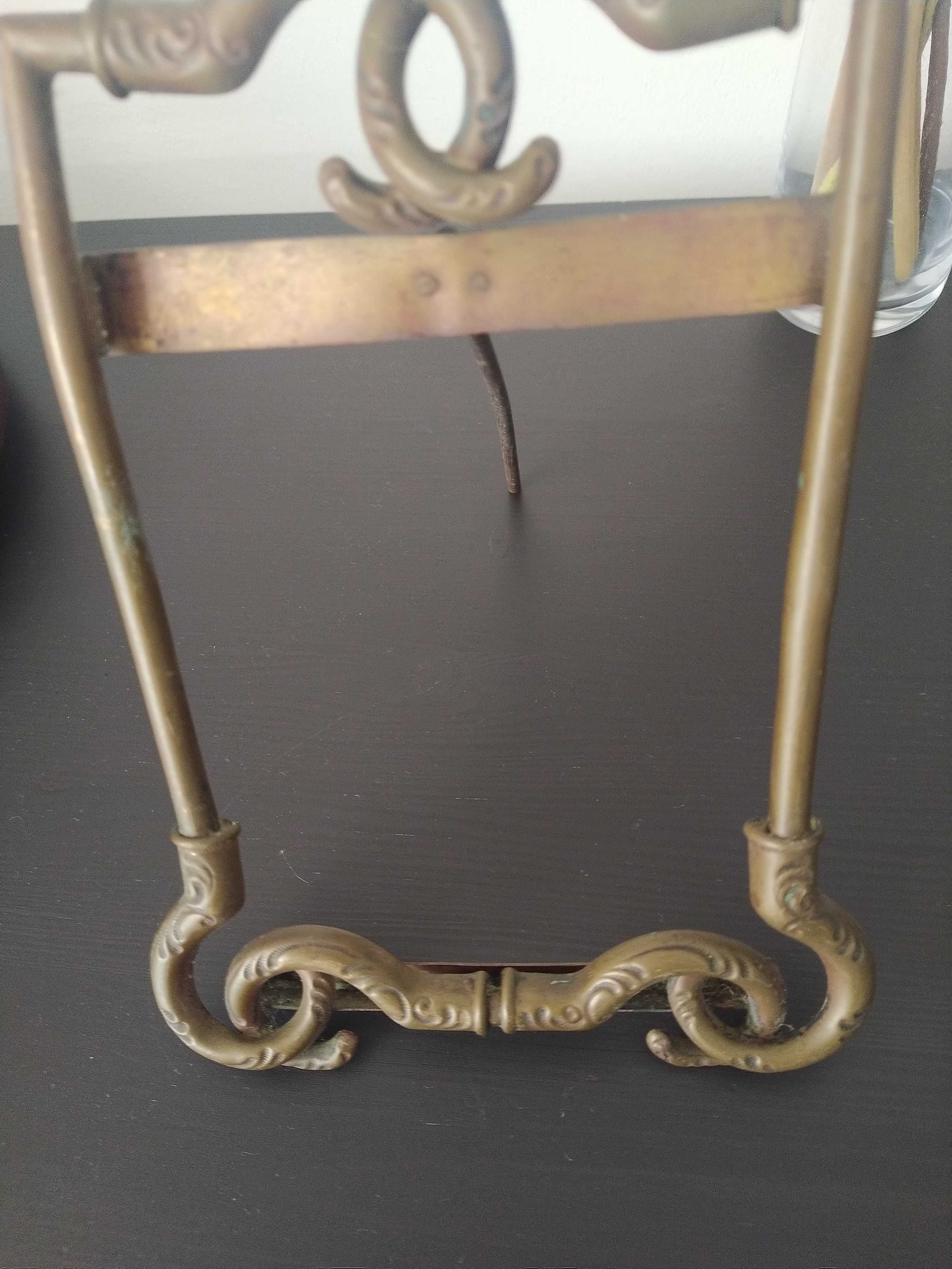 Antiga moldura em latão dourado, com rebordos