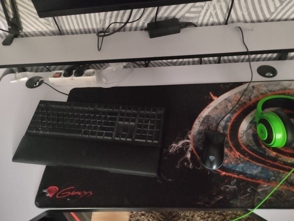 Komputer gamingowy z monitor i biurkiem