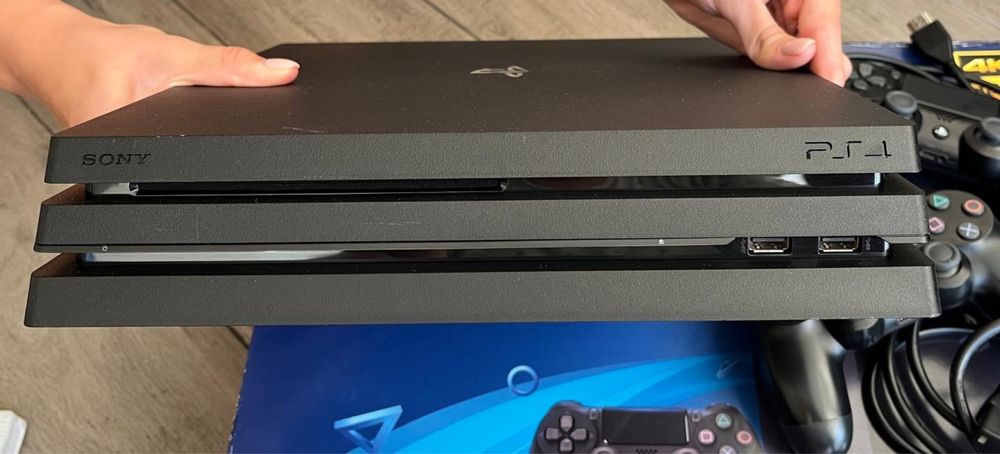 Консоль Sony PlayStation 4 PRO 2Tb (CUH-7108B) 2 геймпада.