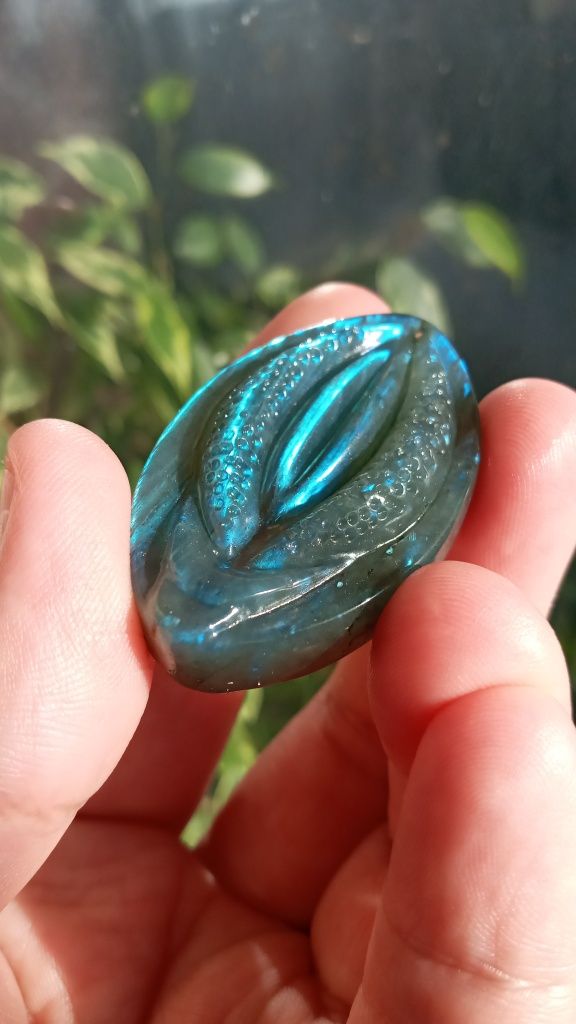 Природный камень лабрадорит в необычной форме