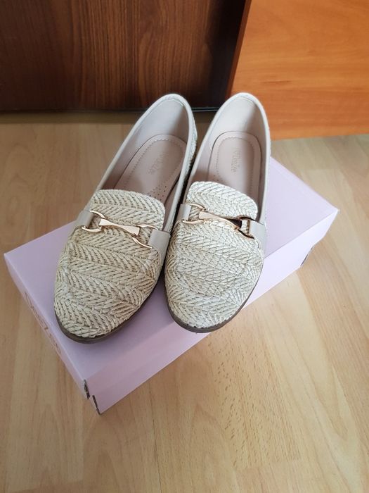 Buty espadryle czołenka jasne z klamrą modne półbuty