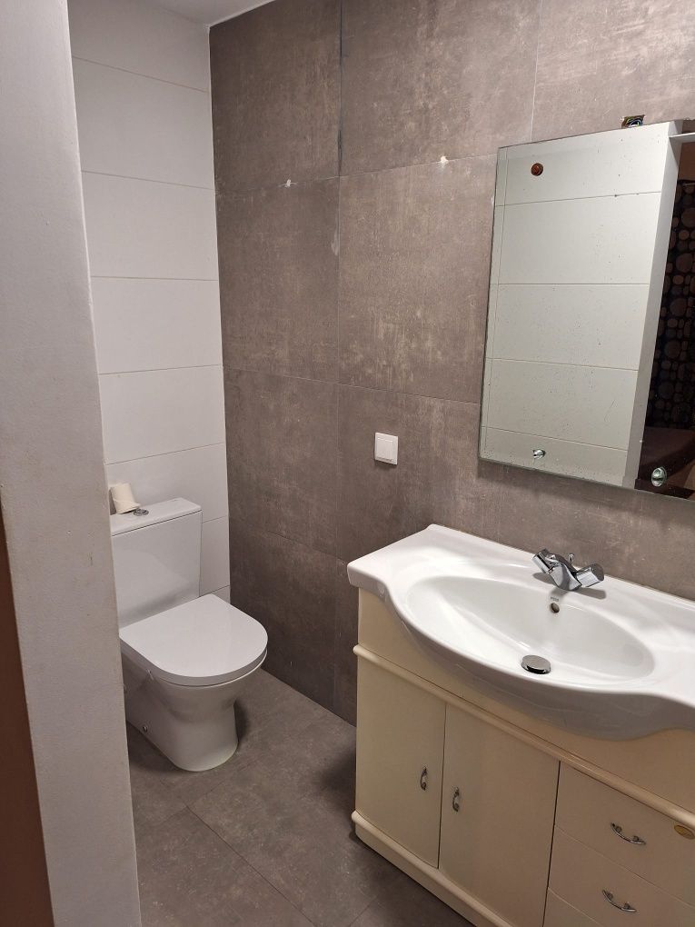 Alugo quarto de casal com casa de banho privada