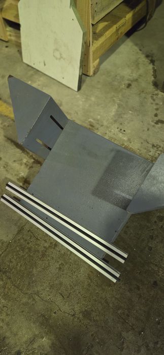 Maquina de fazer malhetes em perfil de aluminio