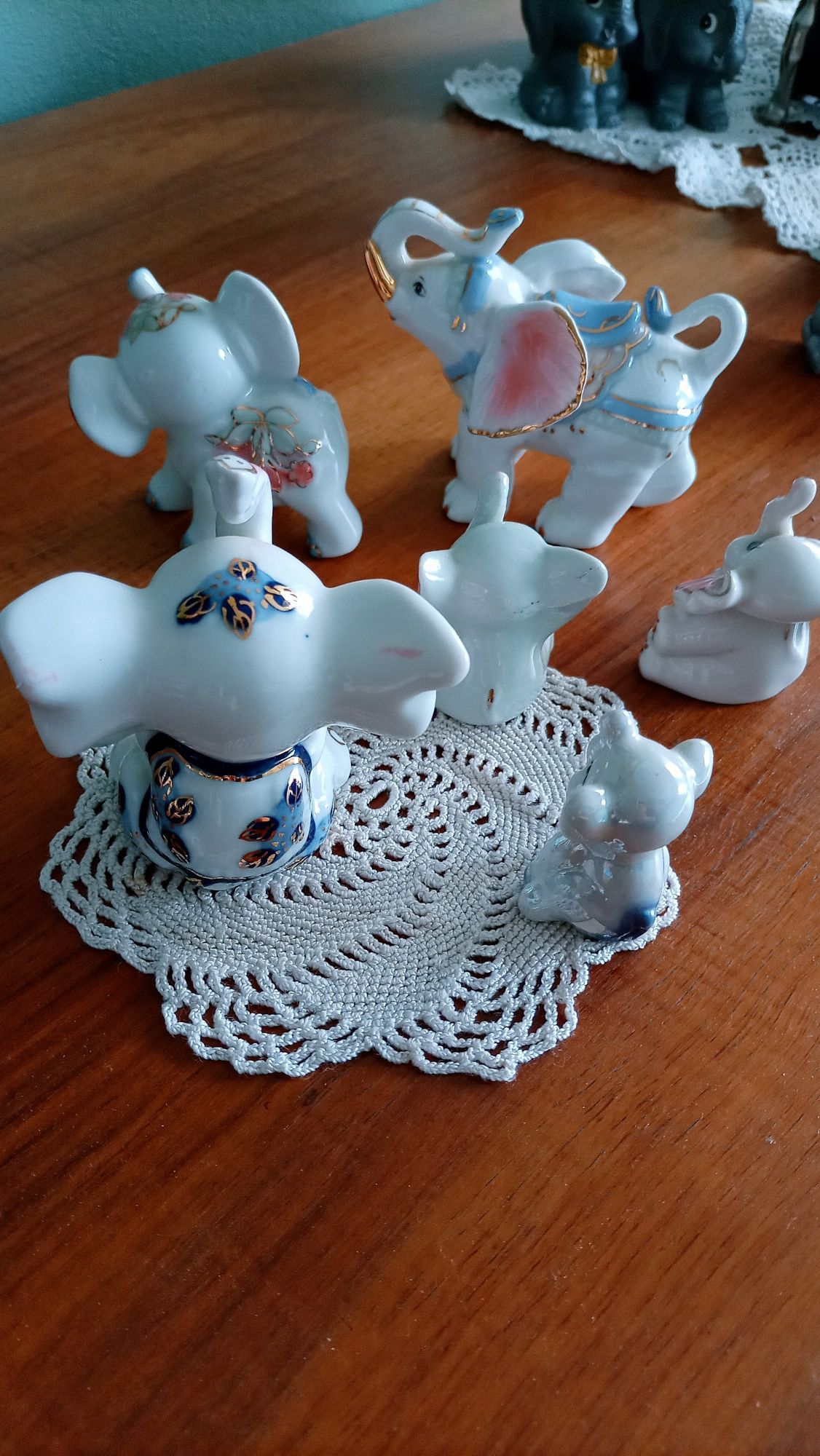 Zestaw sześciu słonikow z porcelany