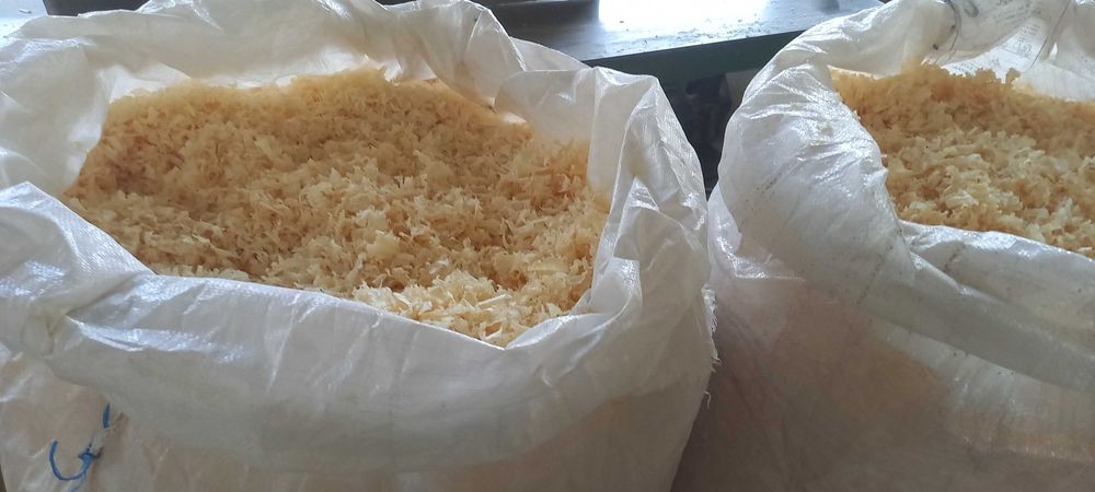 trociny wióry suche na pellet ściółka dla koni