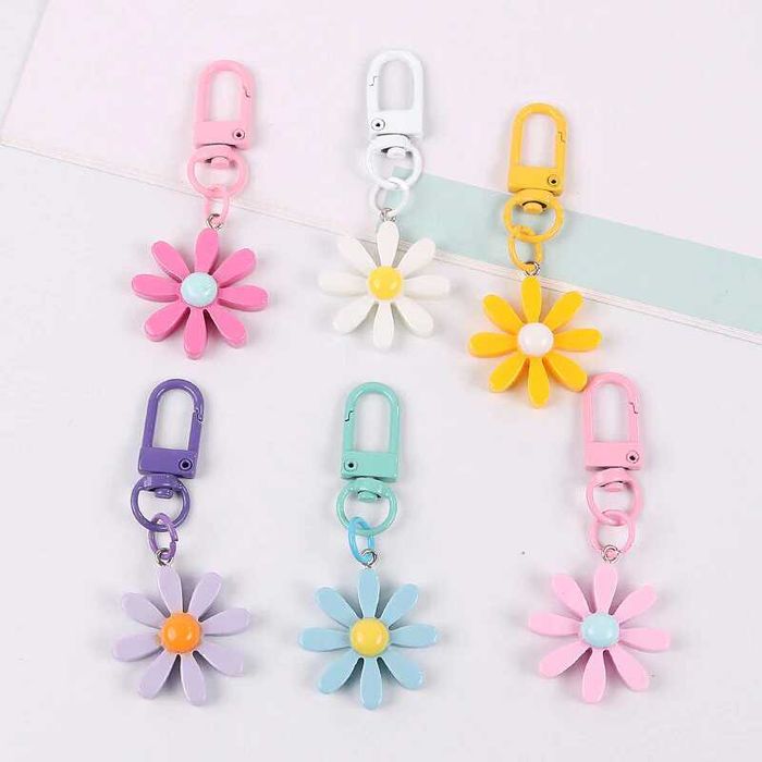 Брелок из металла и смолы "Цветок". Разноцветные брелки для телефона