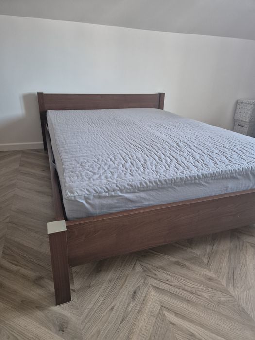 Łóżko drewniane ze stelażem i materacem 140x200
