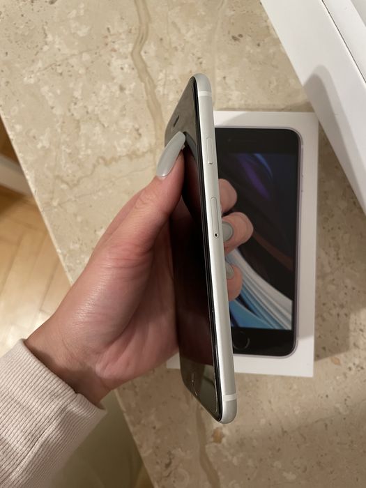 Biały iphone SE 2020