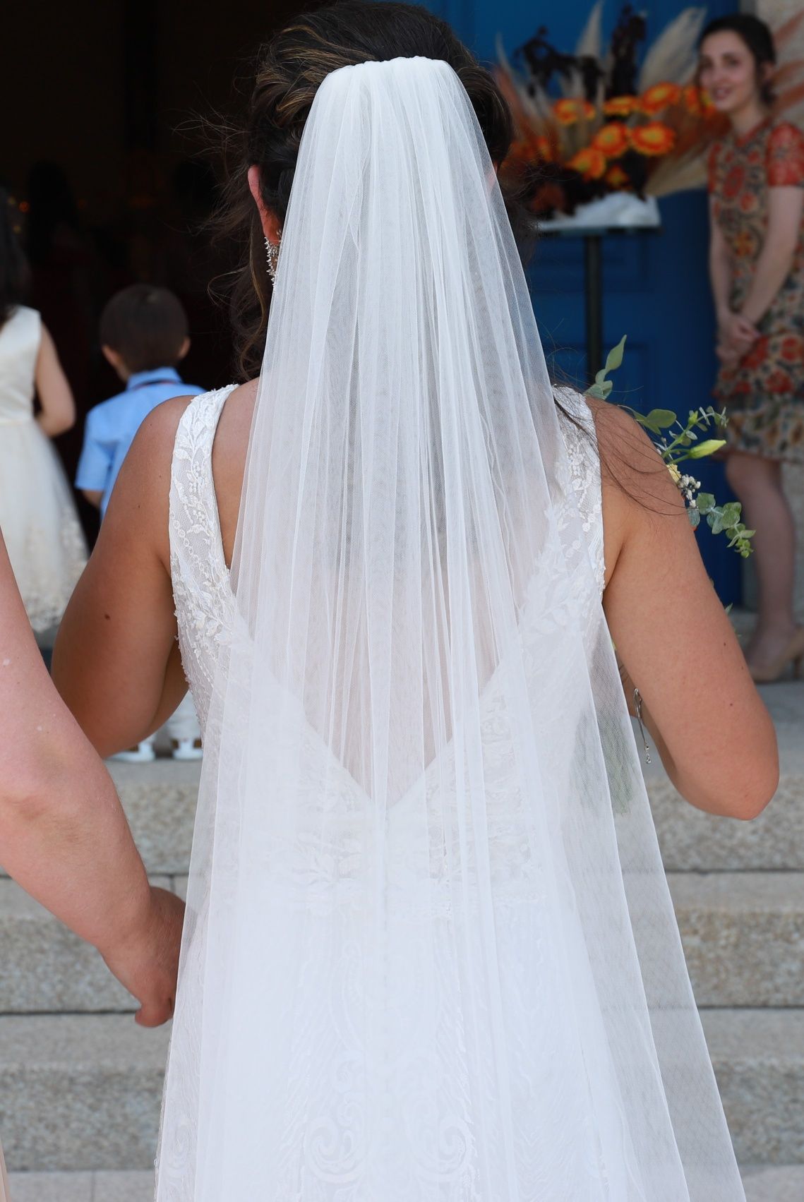 Vestido de noiva em renda com decote em V