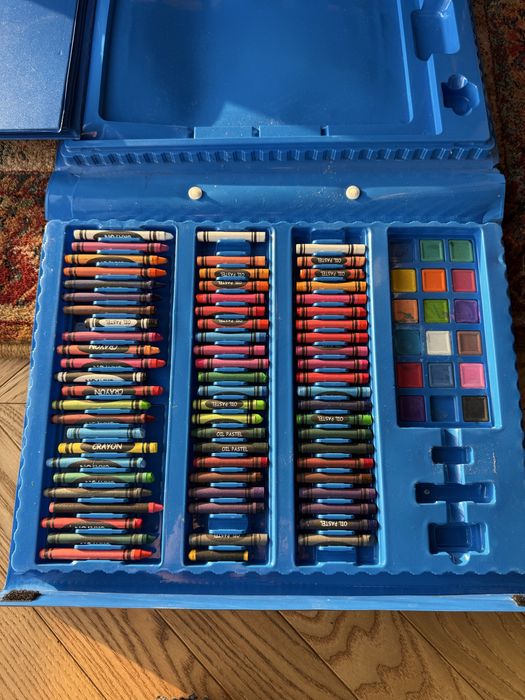 Kredki dla dzieci duza walizka 20 zł
