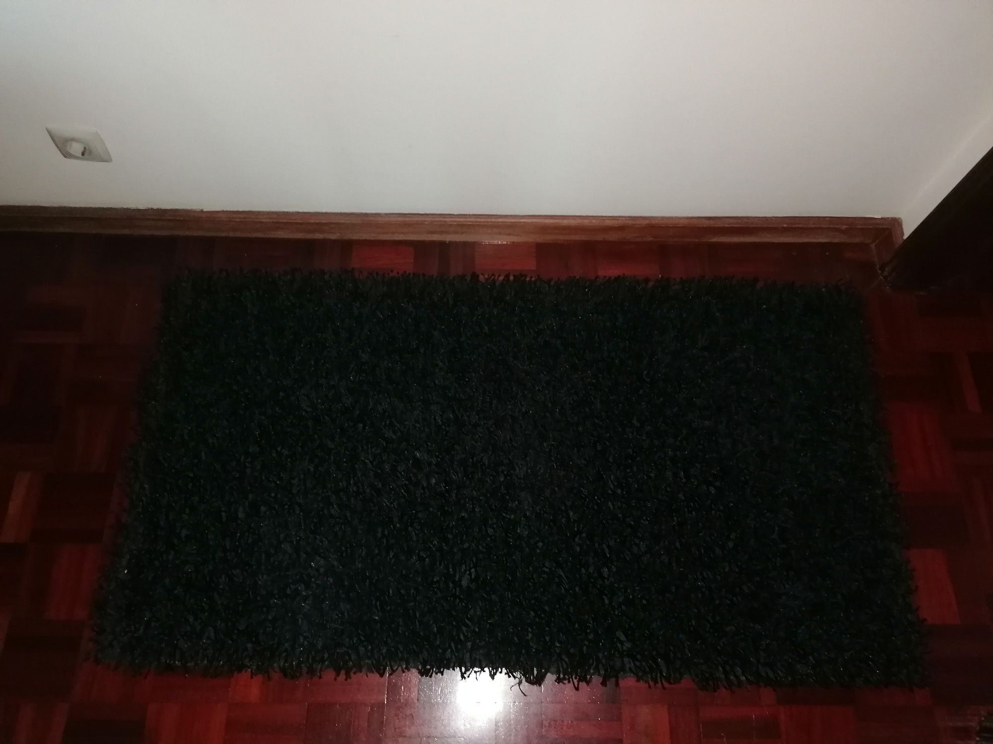 Três tapetes pretos em bom estado