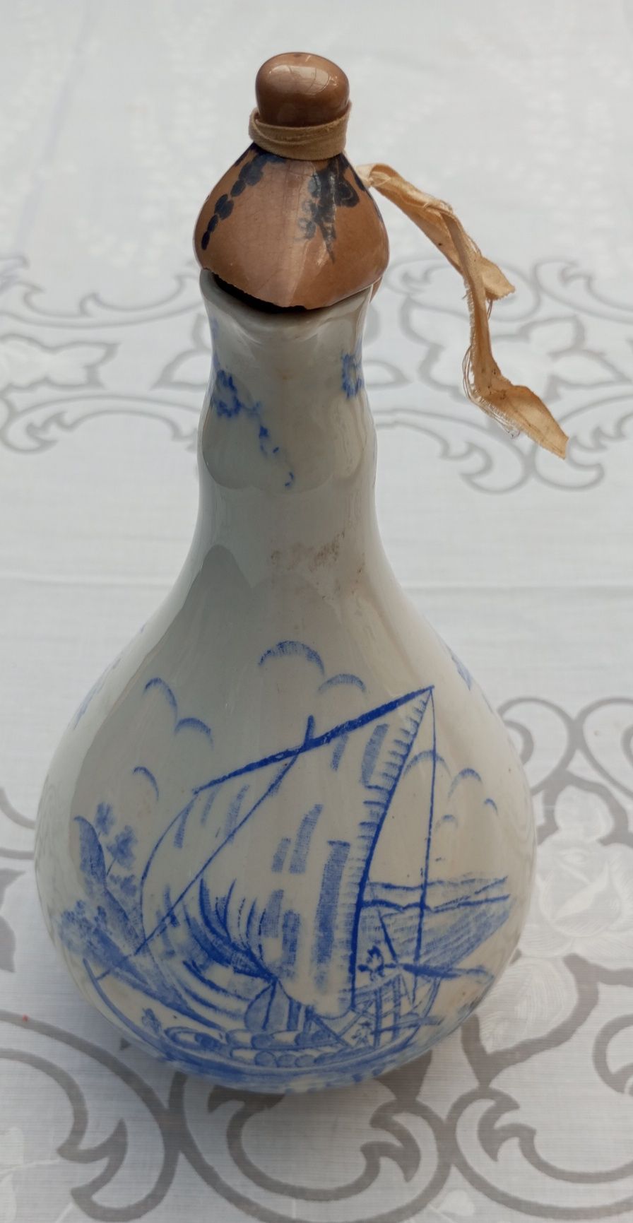 Garrafa antiga, em louça