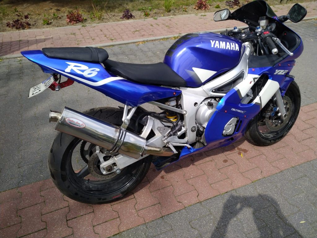 Yamaha R6 2000r.