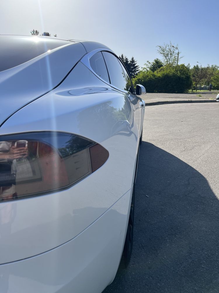 Tesla Model S 2016