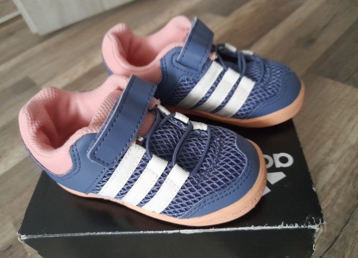 Buty sportowe Adidas rozmiar 22 super lekkie, wkładka 13,5cm