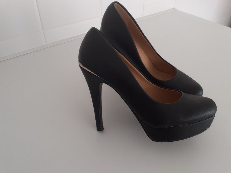 Sapatos elegantes de tacão alto - como novos