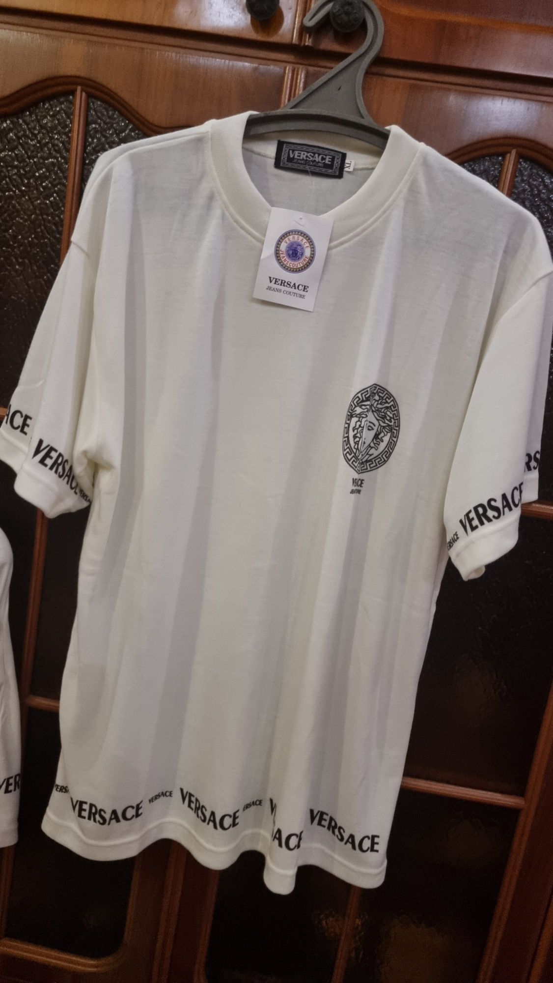 Продам оригинальный летний костюм VERSACE .Сделано в Вьетнаме.
