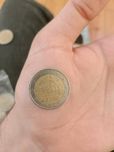 Moeda comemorativa de 2 euros grega com a letra "S" na estrela
