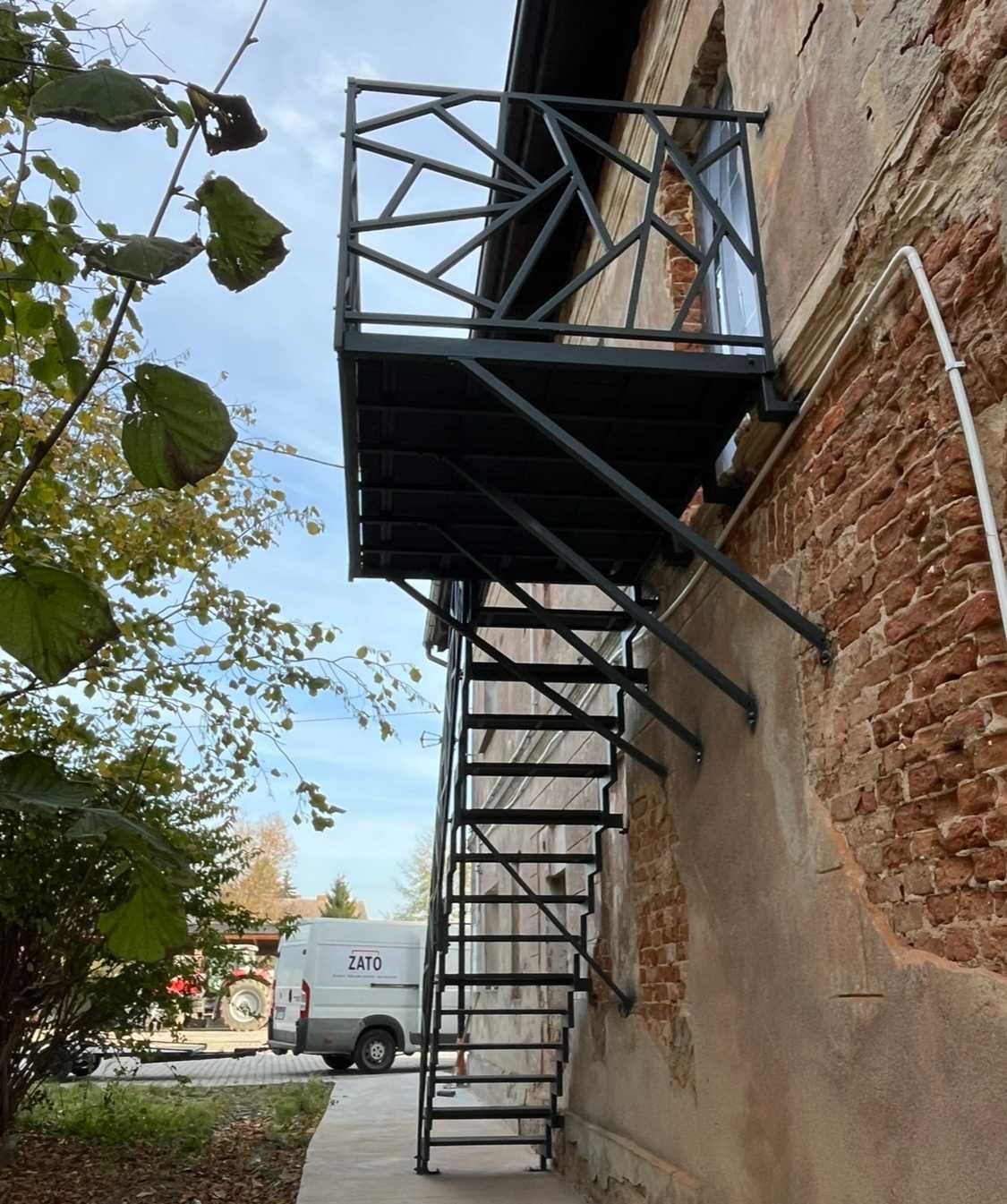 Schody zewnętrzne balustrady barierki platforma taras