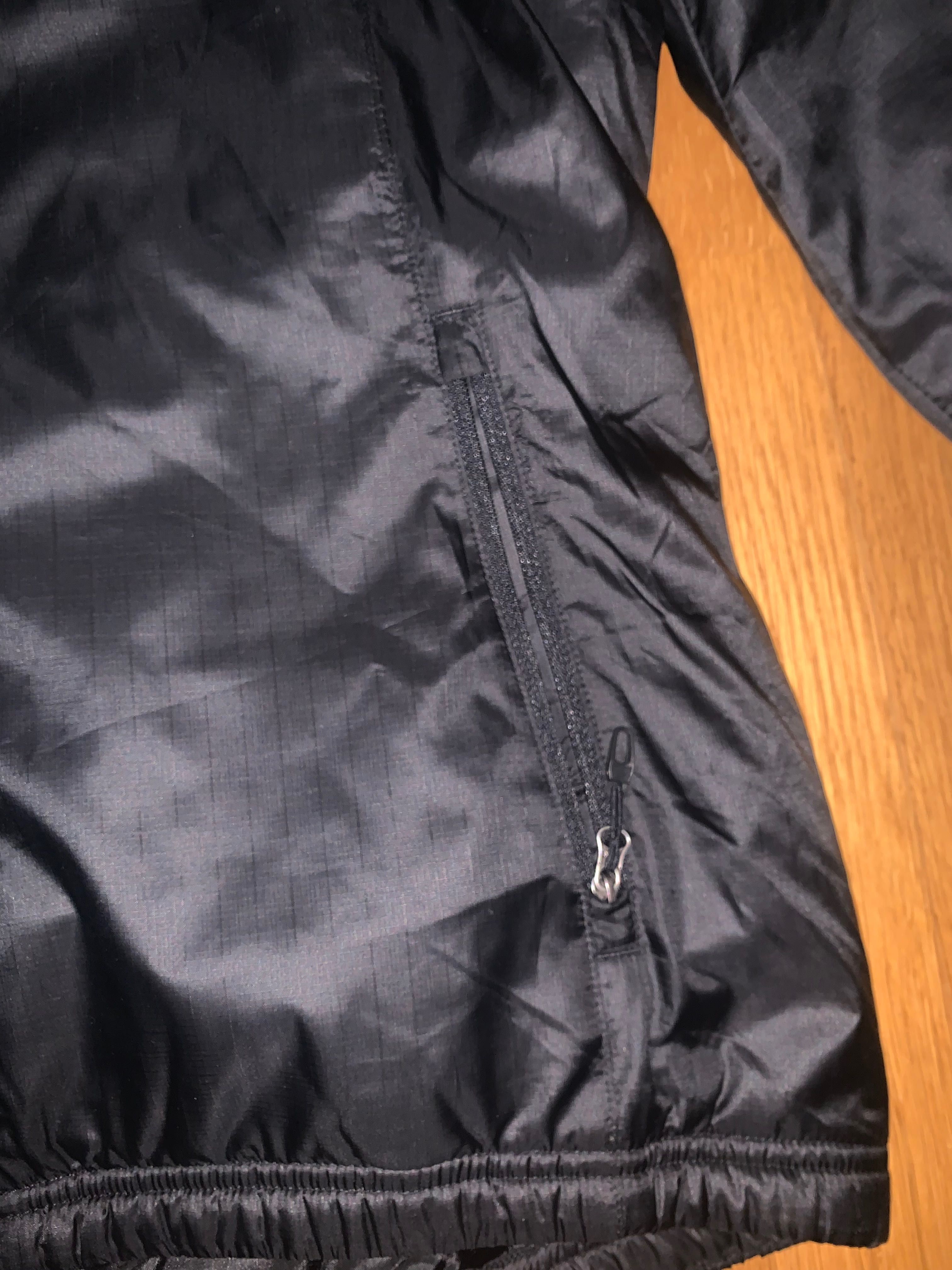 Красива куртка  adidas чорного кольору