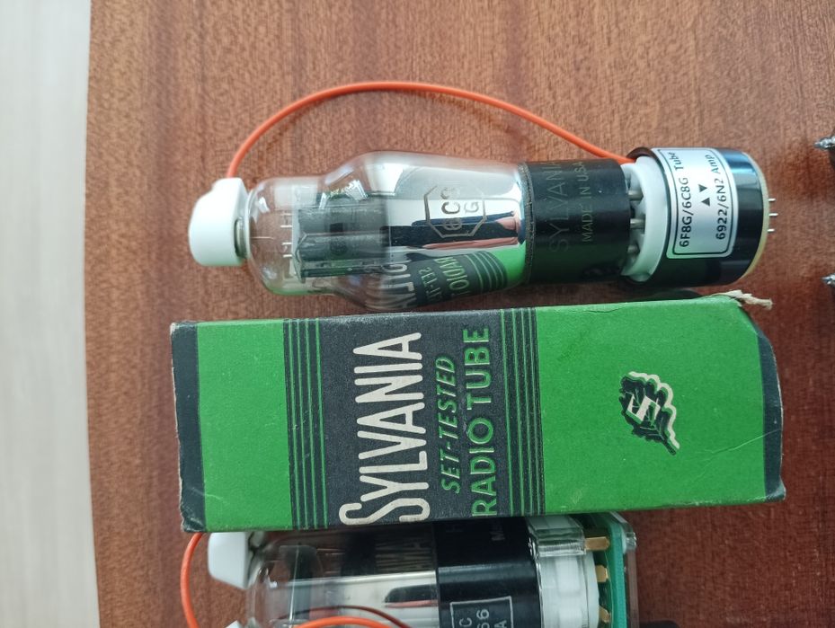 Lampowy wzmacniacz słuchawkowy Schiit Vali 2 plus lampy
