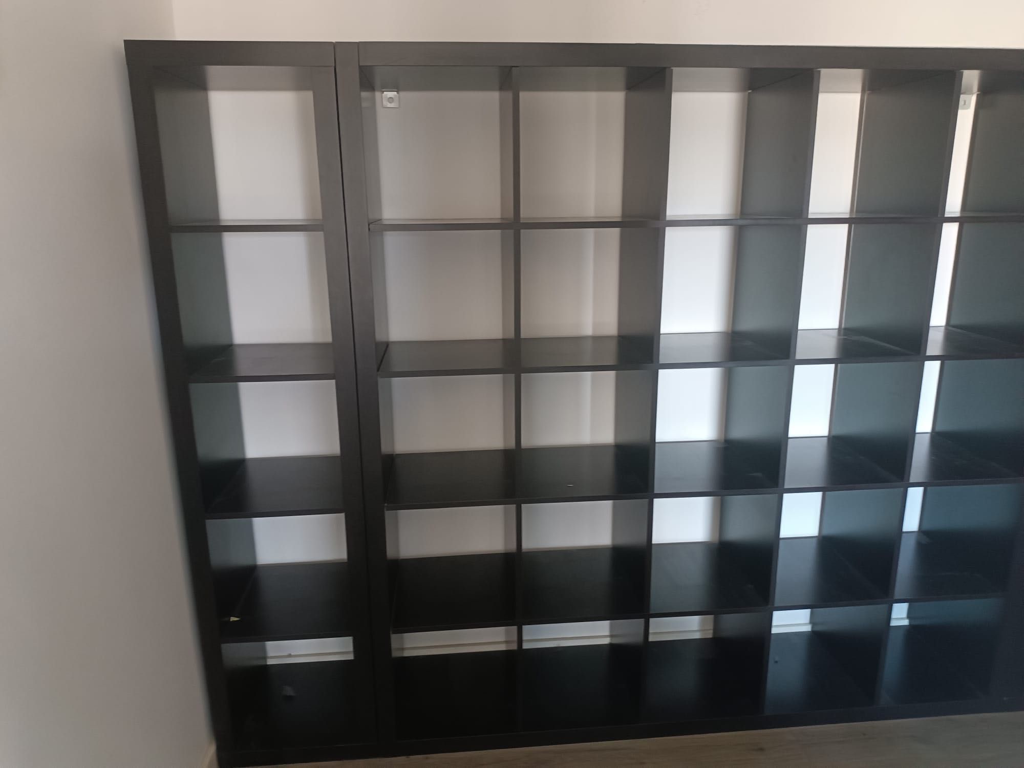 Estantes pretas com divisórias quadradas – IKEA Expedit/Kallax