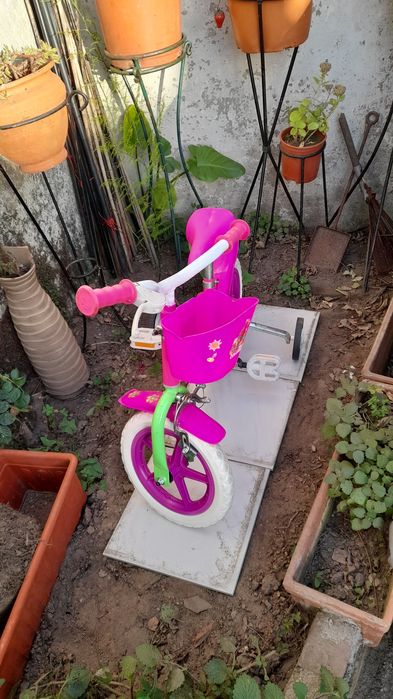 Bicicleta para criança,mais indicada para menina.
