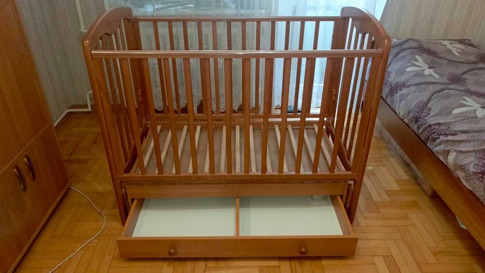 Срочно продам детскую кровать  с матрасом и круговыми подушками .