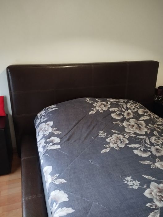 Cama de casal ,cor castanho