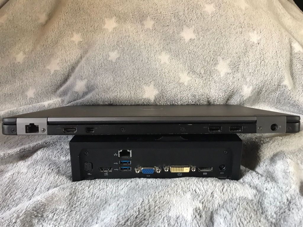 Laptop Dell Latitude E7470 i stacja dokująca