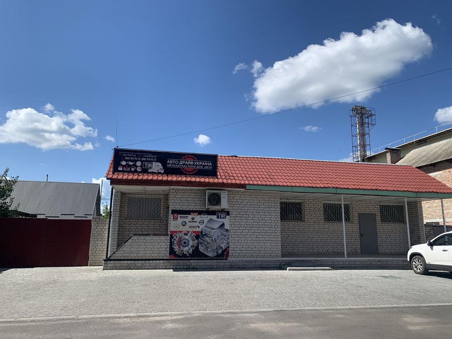 Здам в оренду половину приміщення.