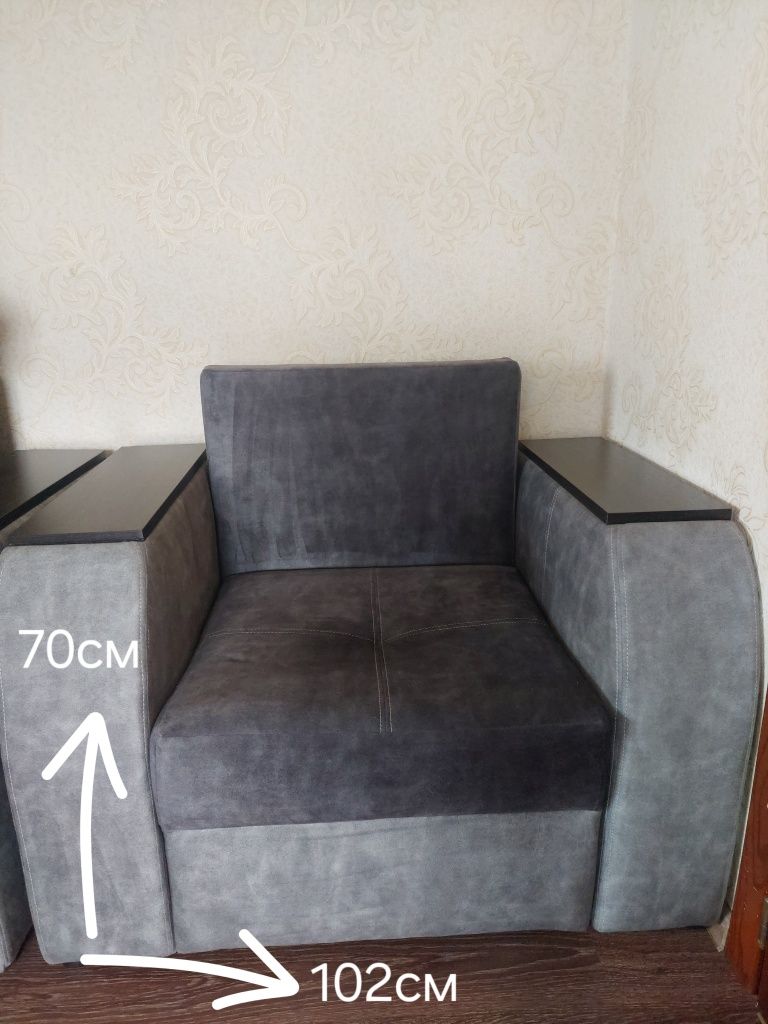 Продам терміново  диван з кріслами( дерев'яний)